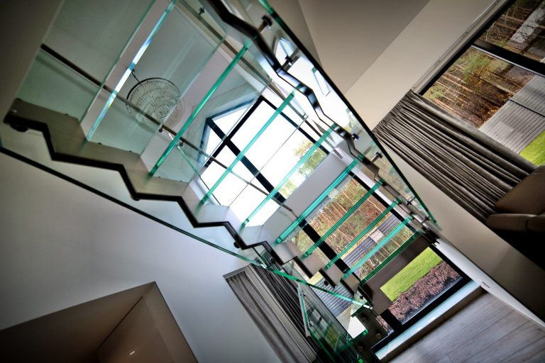 Szklane klatki schodowe mają duży wpływ na ogólny wystrój wnętrza